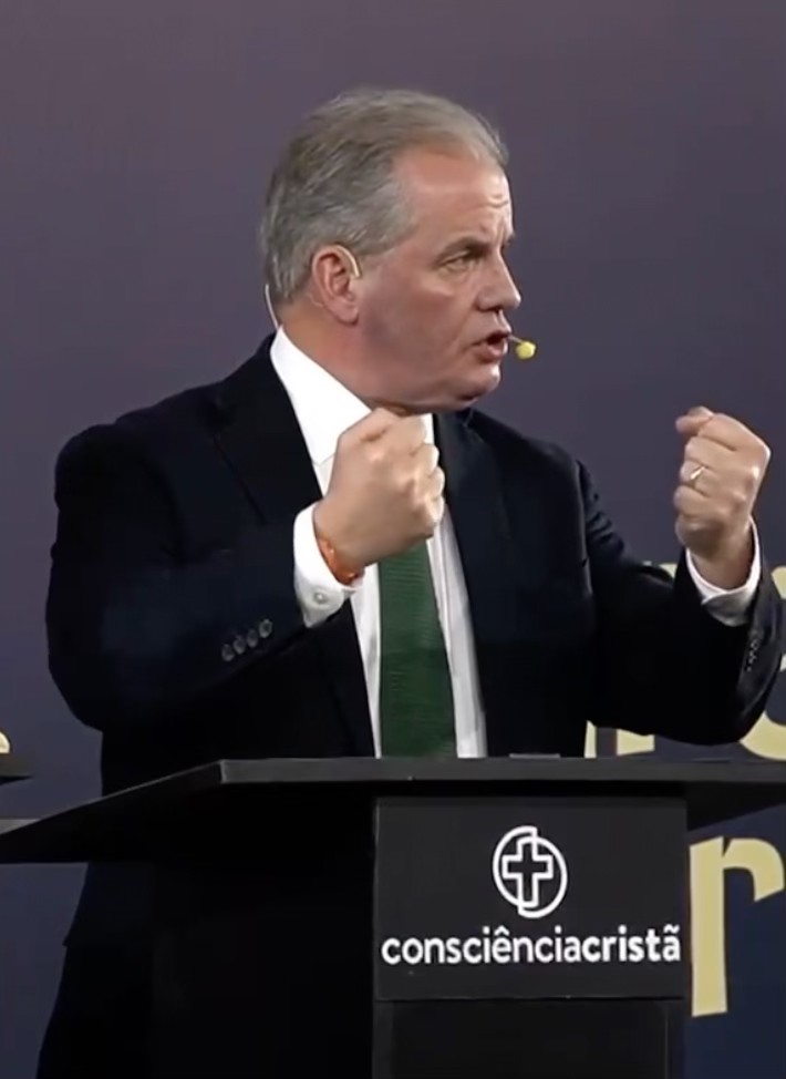 Colin Bloom speaking at the Consciência Cristã conference